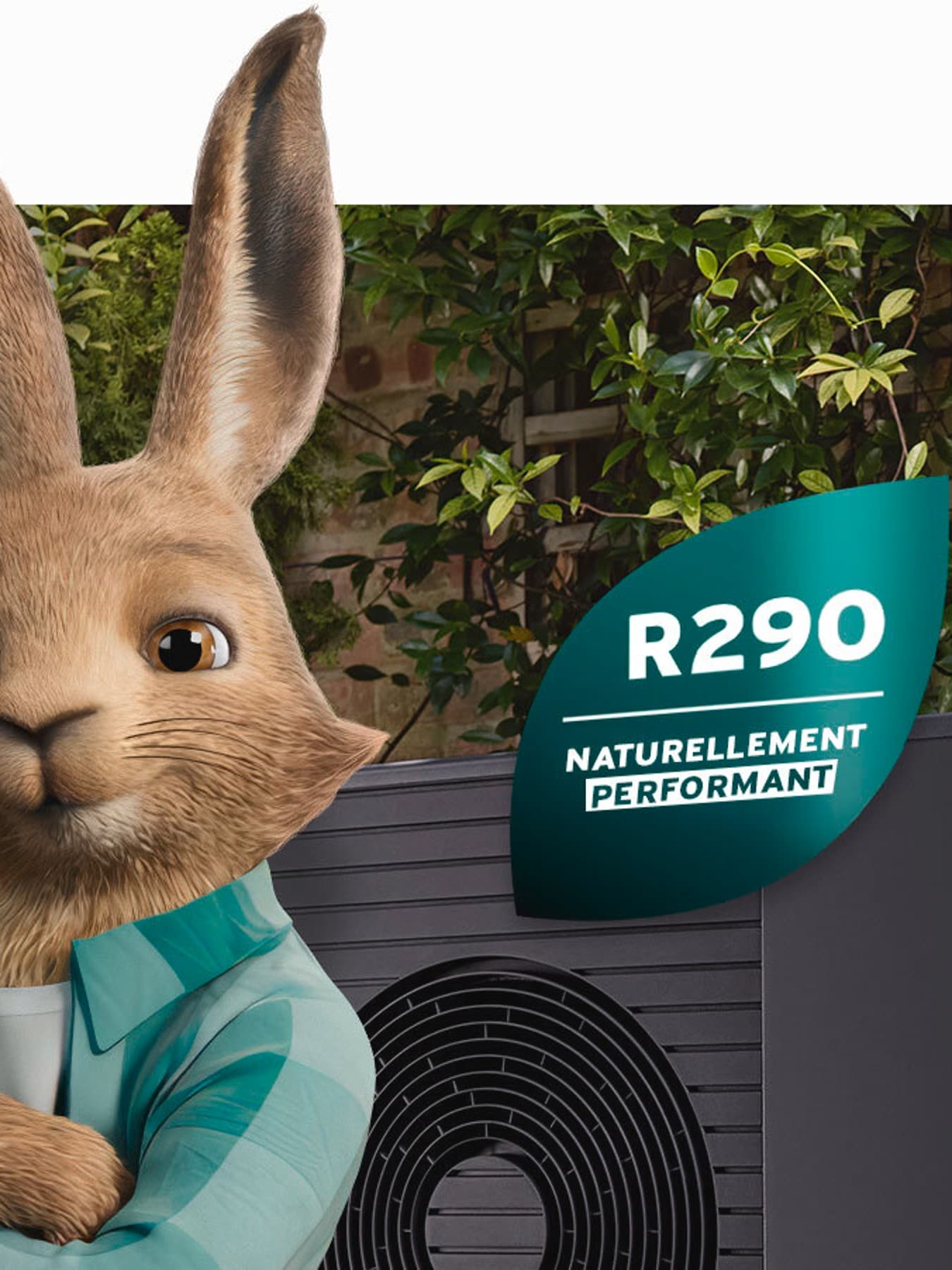 Vaillantov zec s logotipom prirodnog rashladnog sredstva ispred toplinske pumpe aroTHERM plus