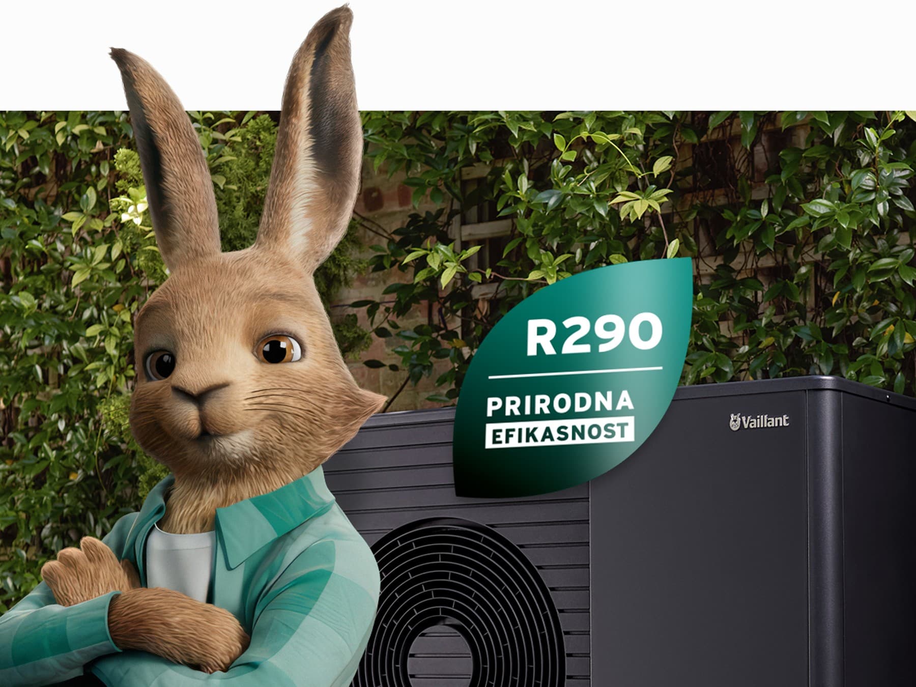 Vaillantov zec s logotipom prirodnog rashladnog sredstva ispred toplinske pumpe aroTHERM plus