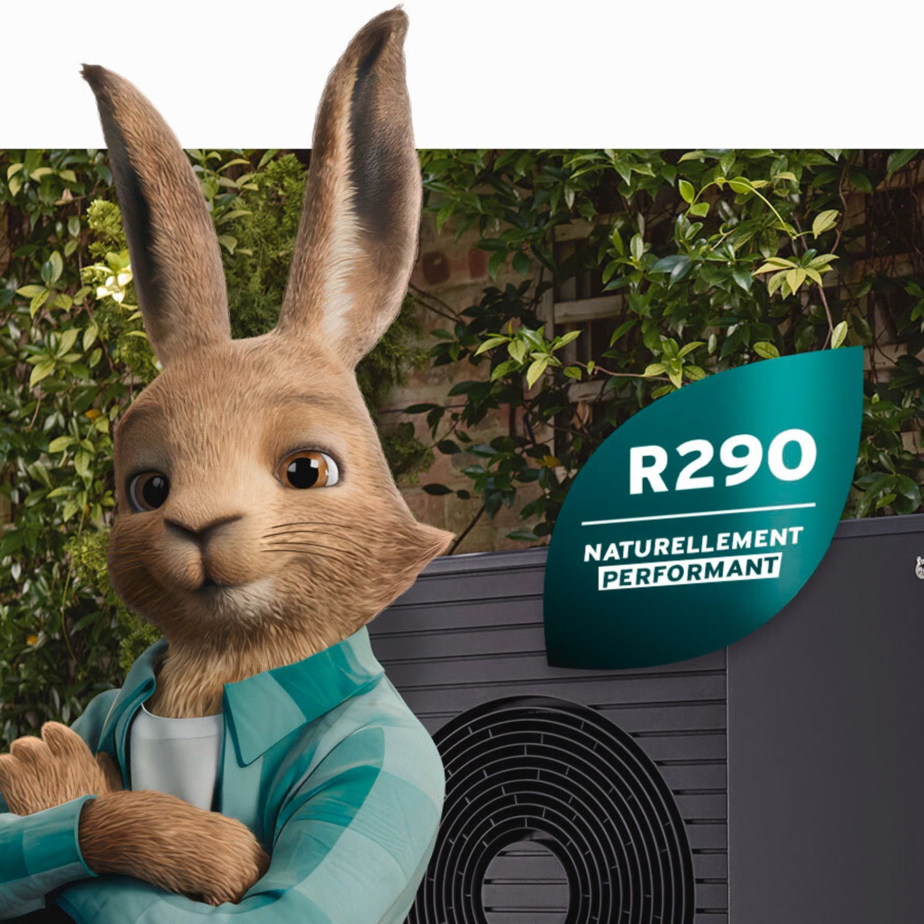 Vaillantov zec s logotipom prirodnog rashladnog sredstva ispred toplinske pumpe aroTHERM plus