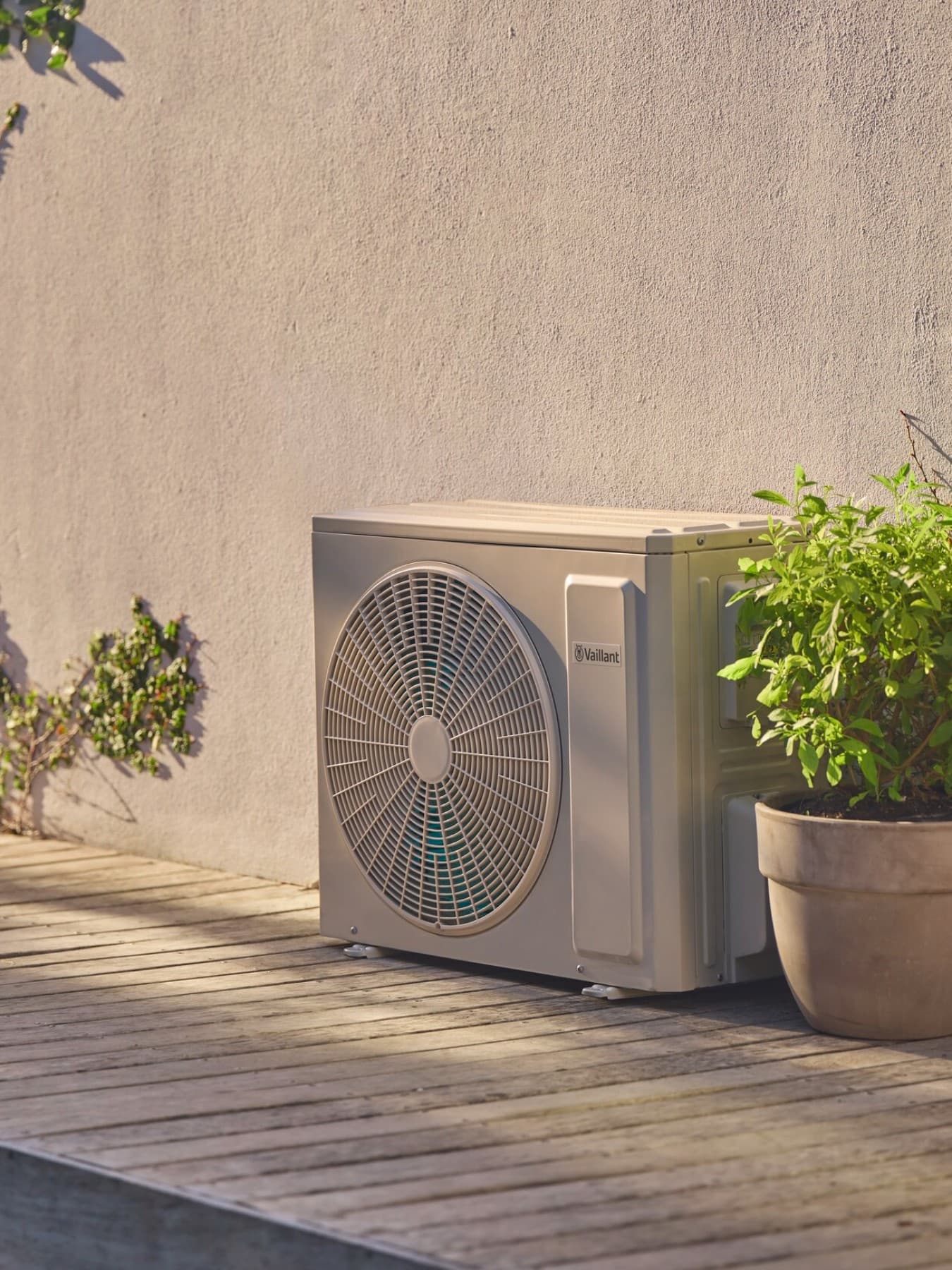 Vaillant toplotna pumpa zrak-zrak postavljena izvan zida kuće.