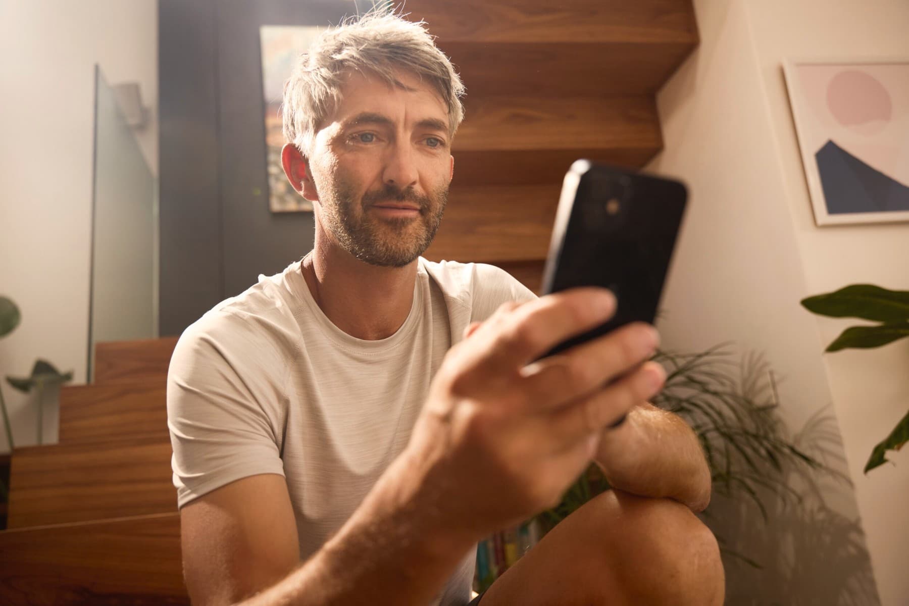 Čovjek koristi svoj mobilni telefon