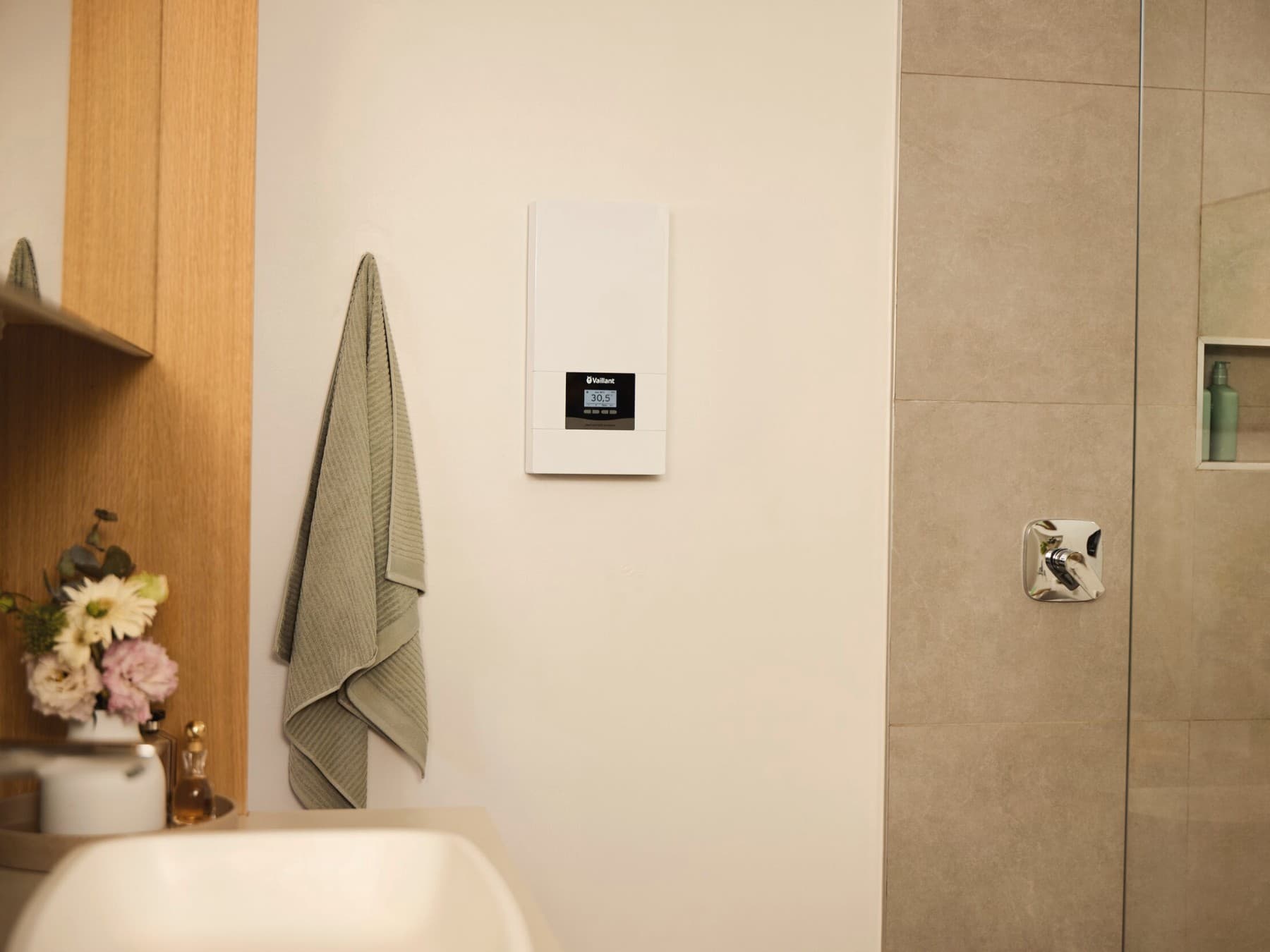 Vaillant protočni elektronski bojler VED u kupatilu