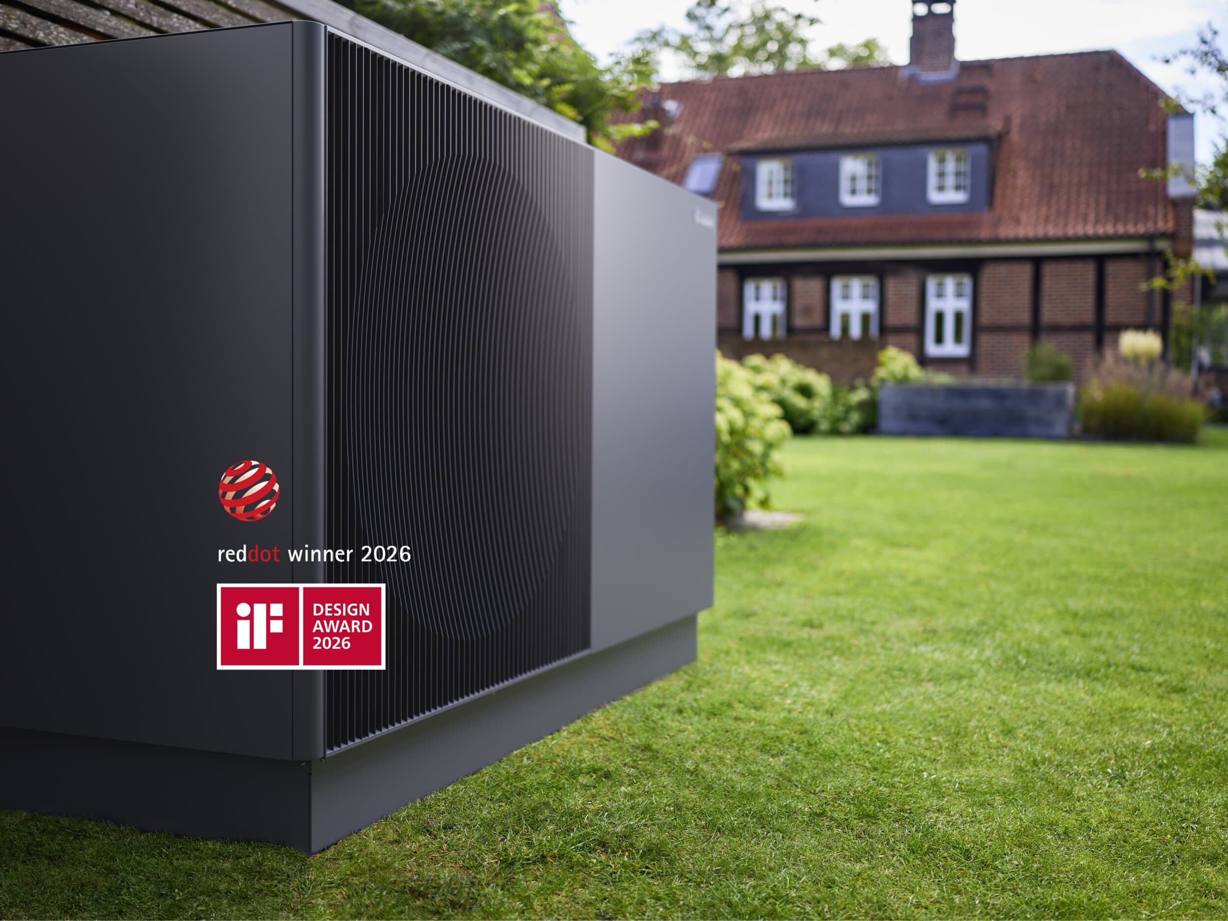 Krupni plan aroTHERM perform postavljenog u vrtu
