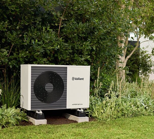 aroTHERM Split plus toplotna pumpa na zrak u vrtu