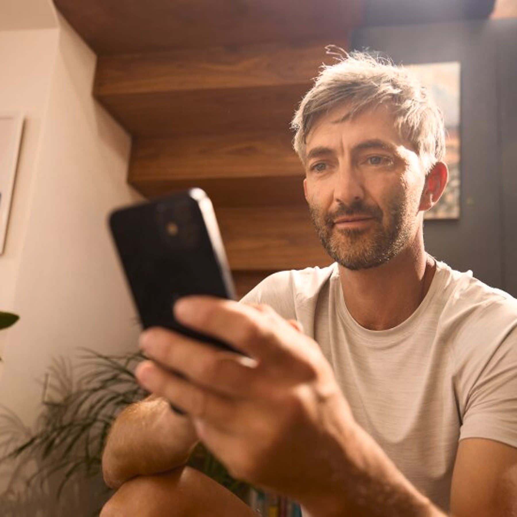 Čovjek gleda u mobitel