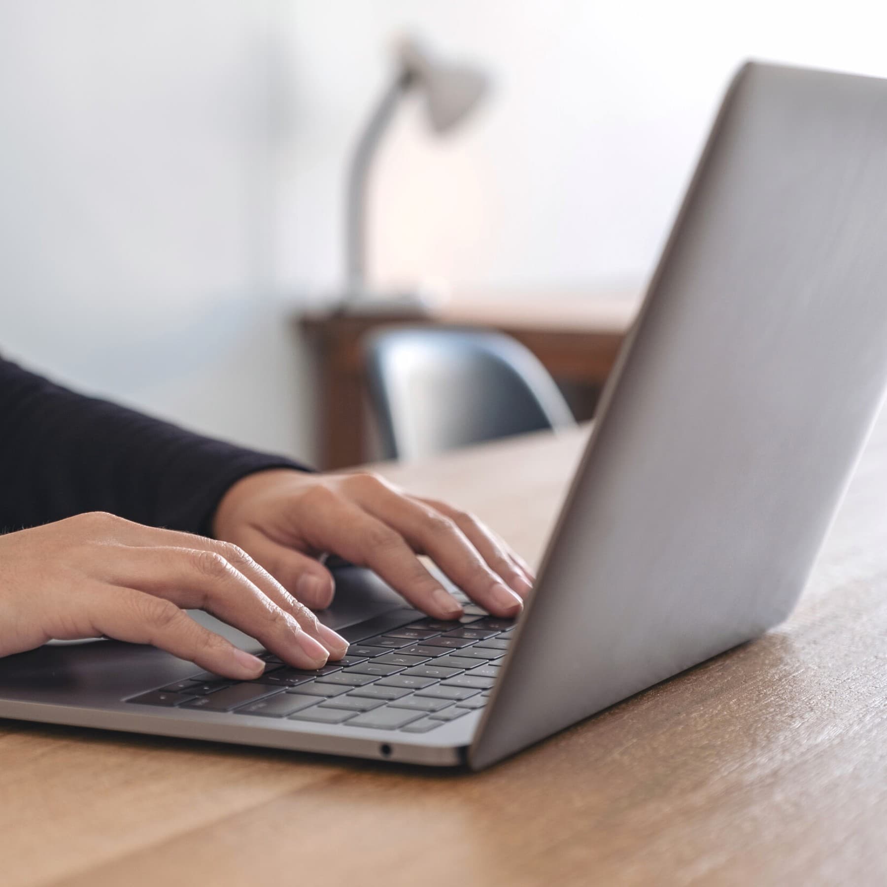 Osoba koja radi na laptopu