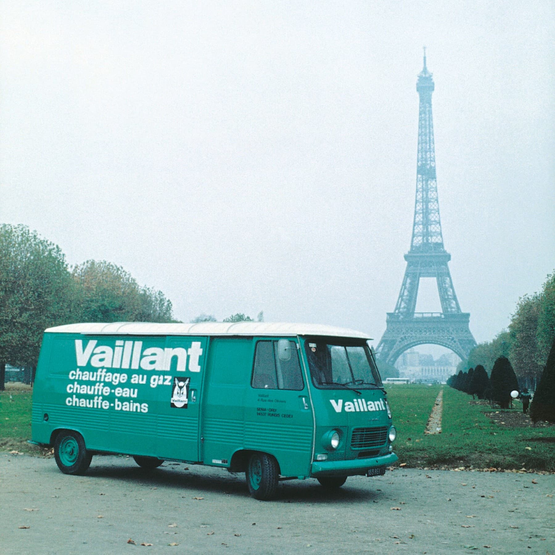 Historijski Vaillant kombi parkiran ispred Eiffelovog tornja