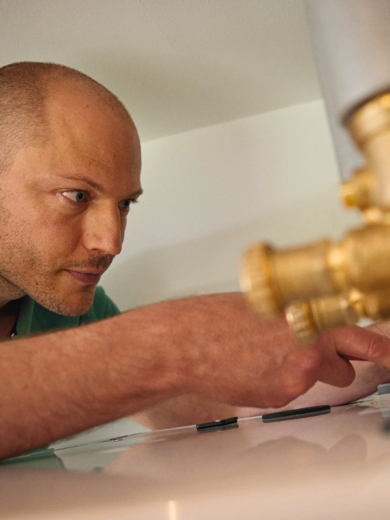 Instalater koji povezuje domaćinstvo na daljinsko grijanje