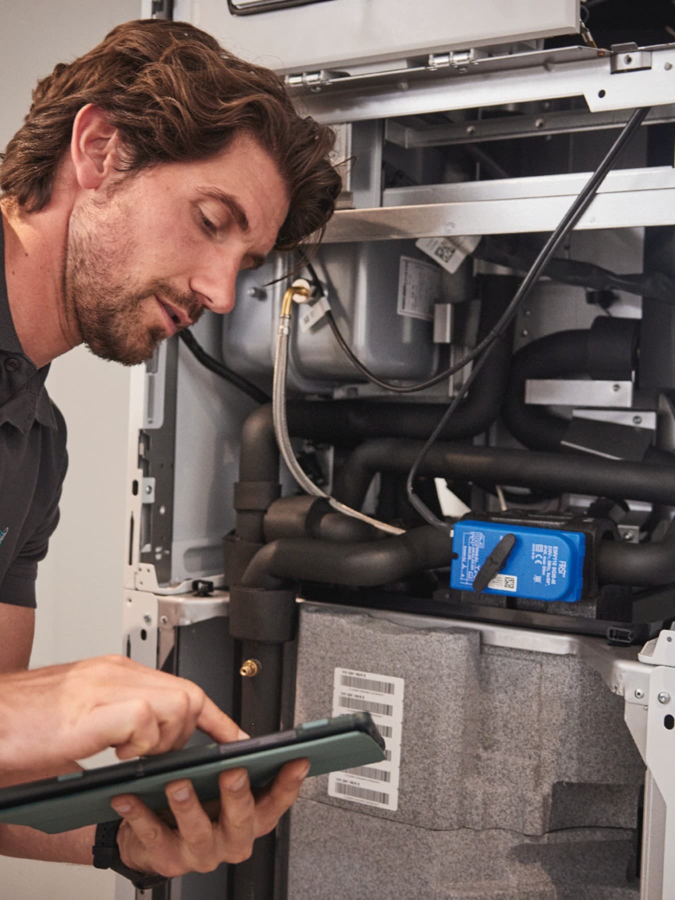 Vaillantov inženjer servisira ecoTEC plus bojler