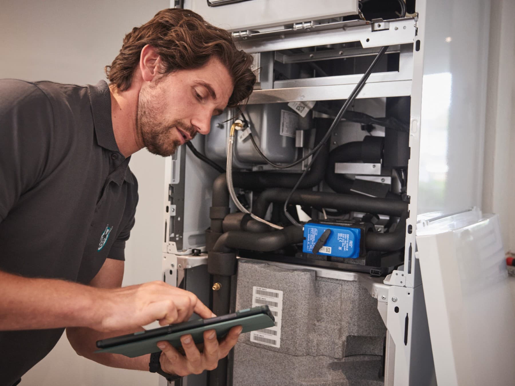 Vaillantov inženjer servisira ecoTEC plus bojler