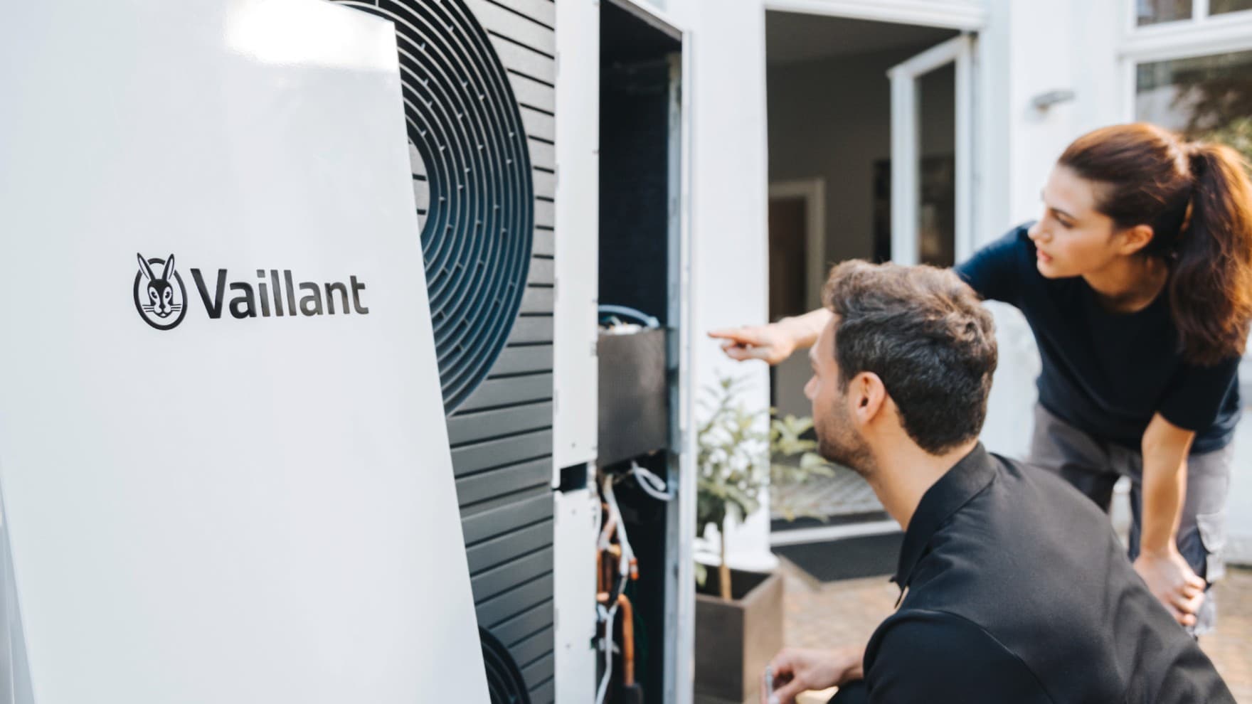 Instalater koji povezuje Vaillant ecoTEC plus plinski bojler za povezane usluge