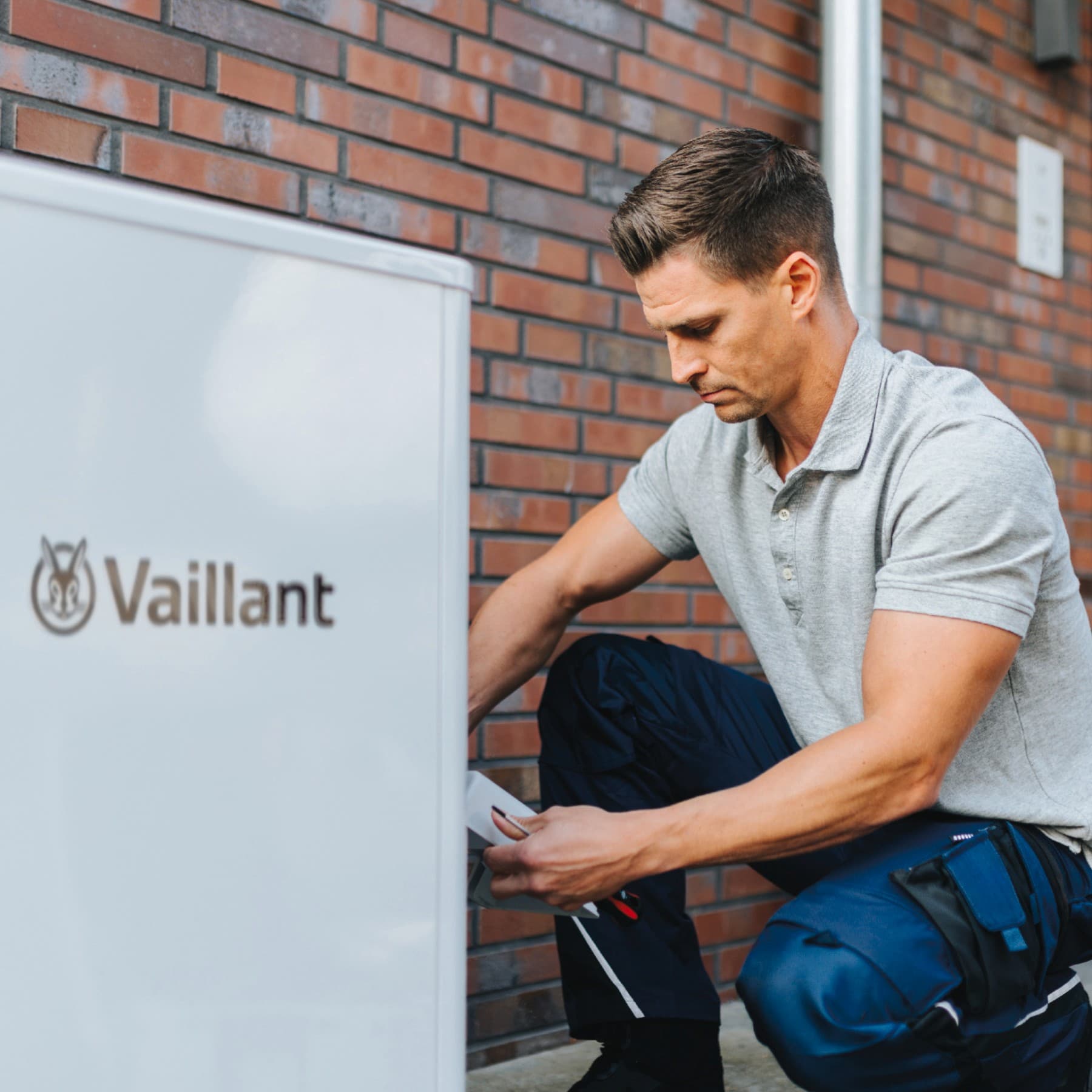 Instalater radi na toplotnoj pumpi