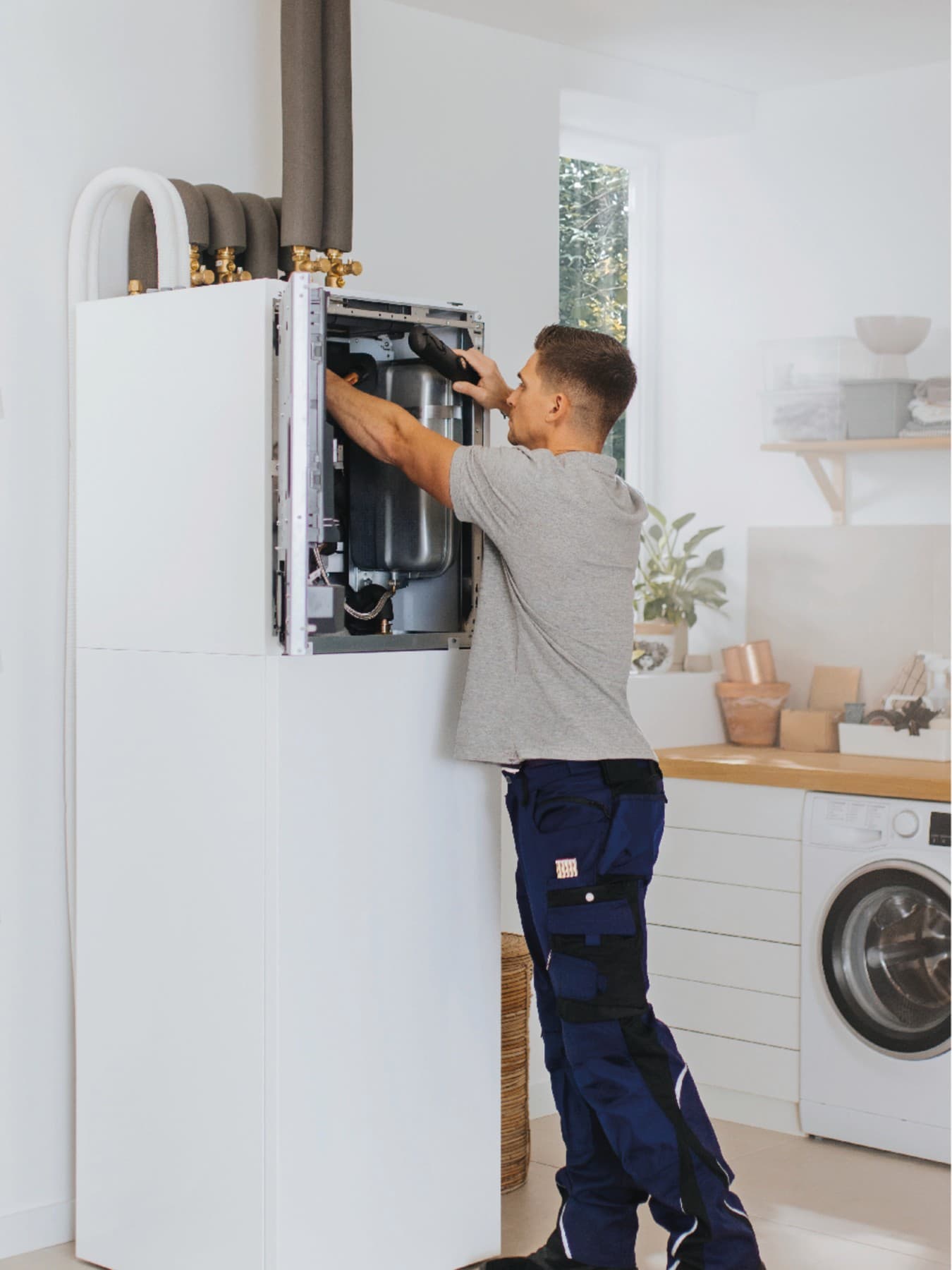 Instalater radi na unutrašnjoj jedinici toplotne pumpe