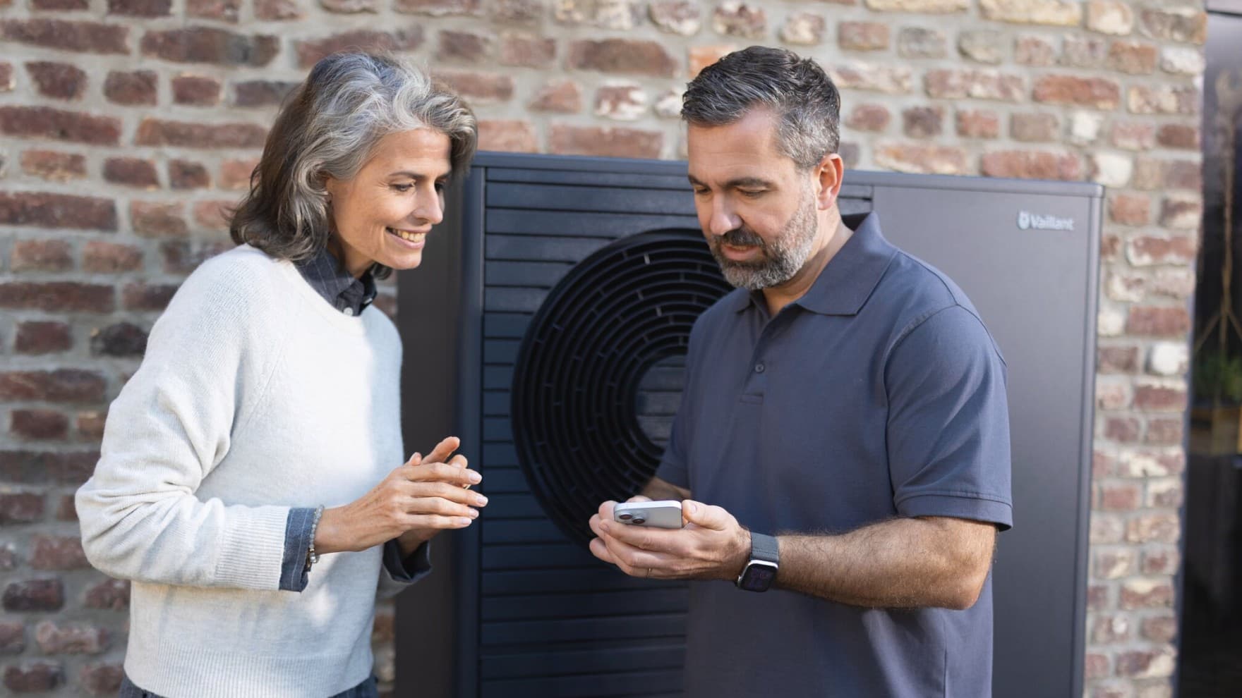 Instalater objašnjava ženi aplikaciju myVAILLANT