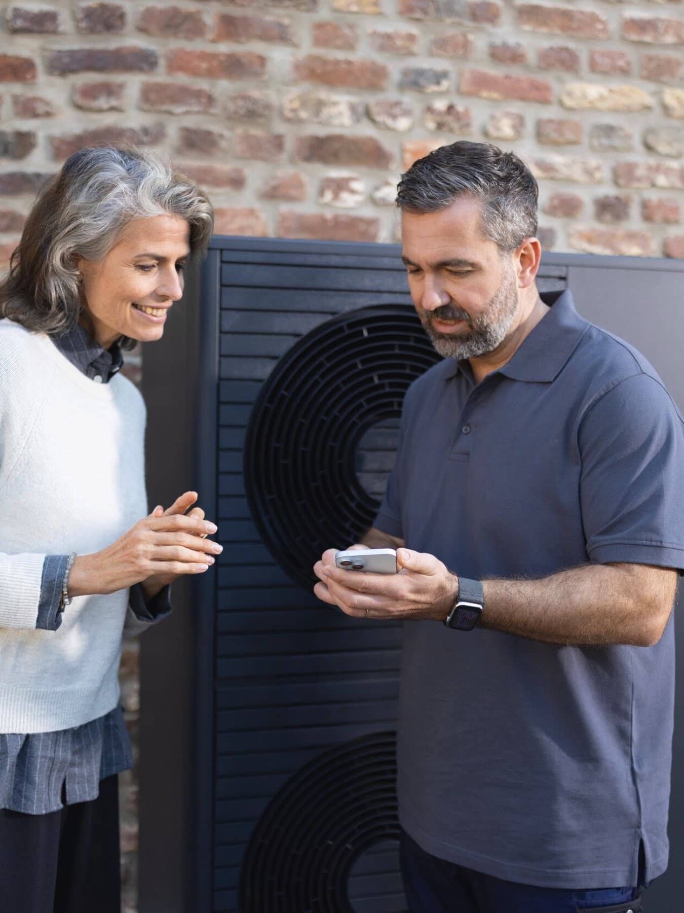 Instalater objašnjava ženi aplikaciju myVAILLANT