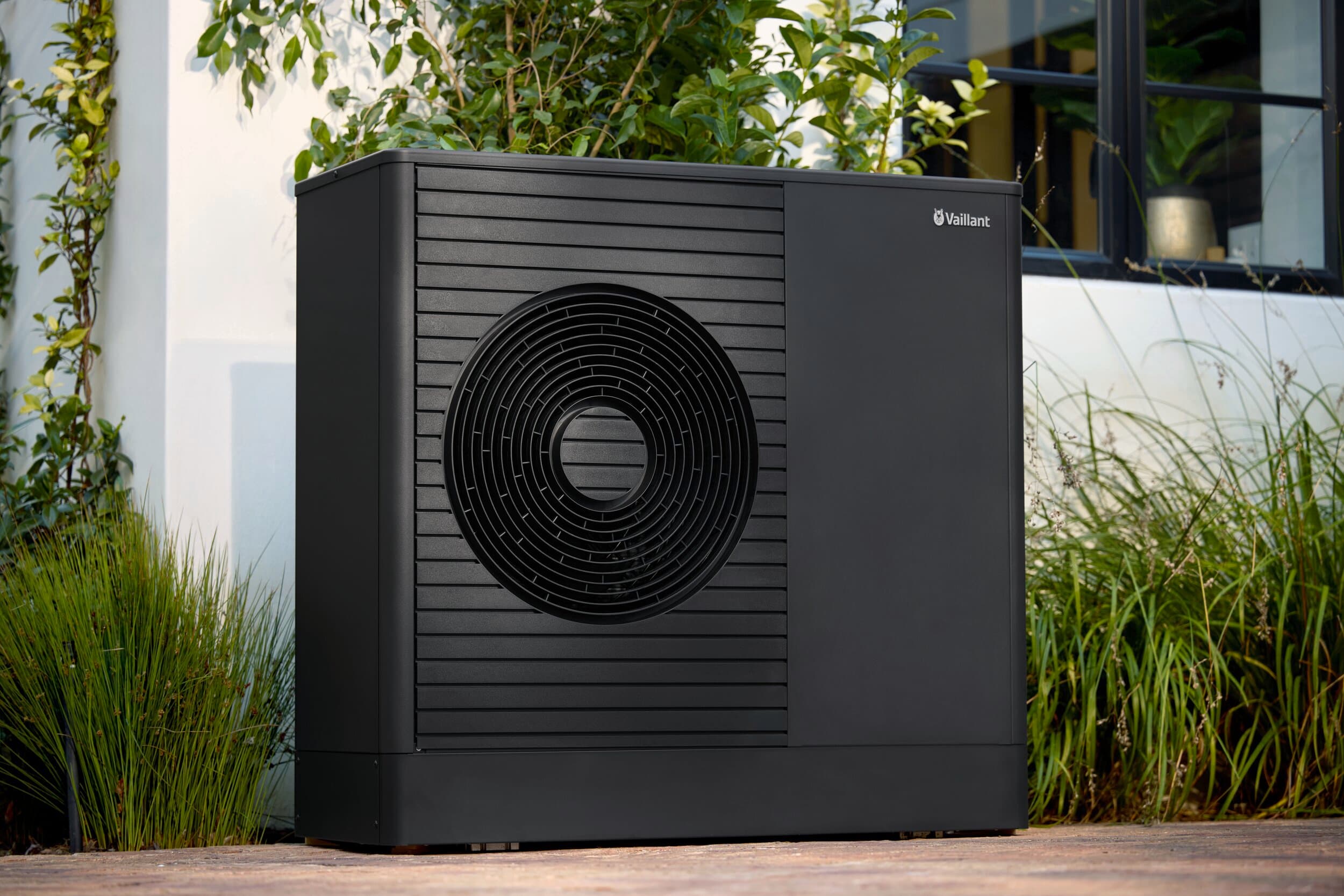 aroTHERM pro toplotna pumpa zrak-voda ispred žive ograde