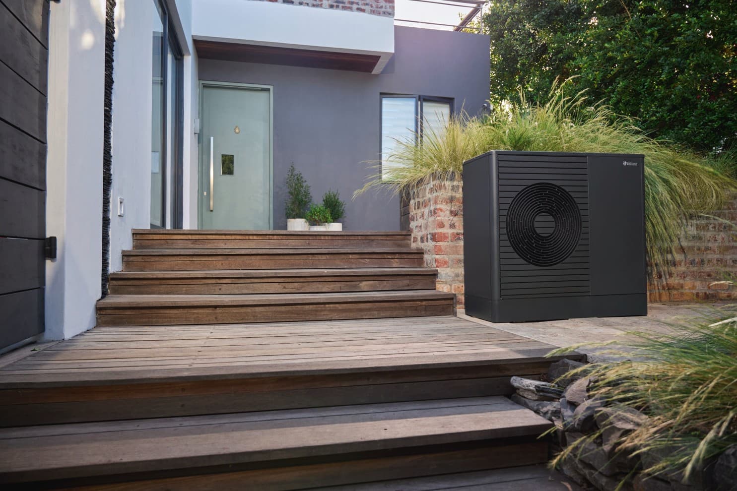 aroTHERM plus toplotna pumpa zrak-voda ispred nove zgrade