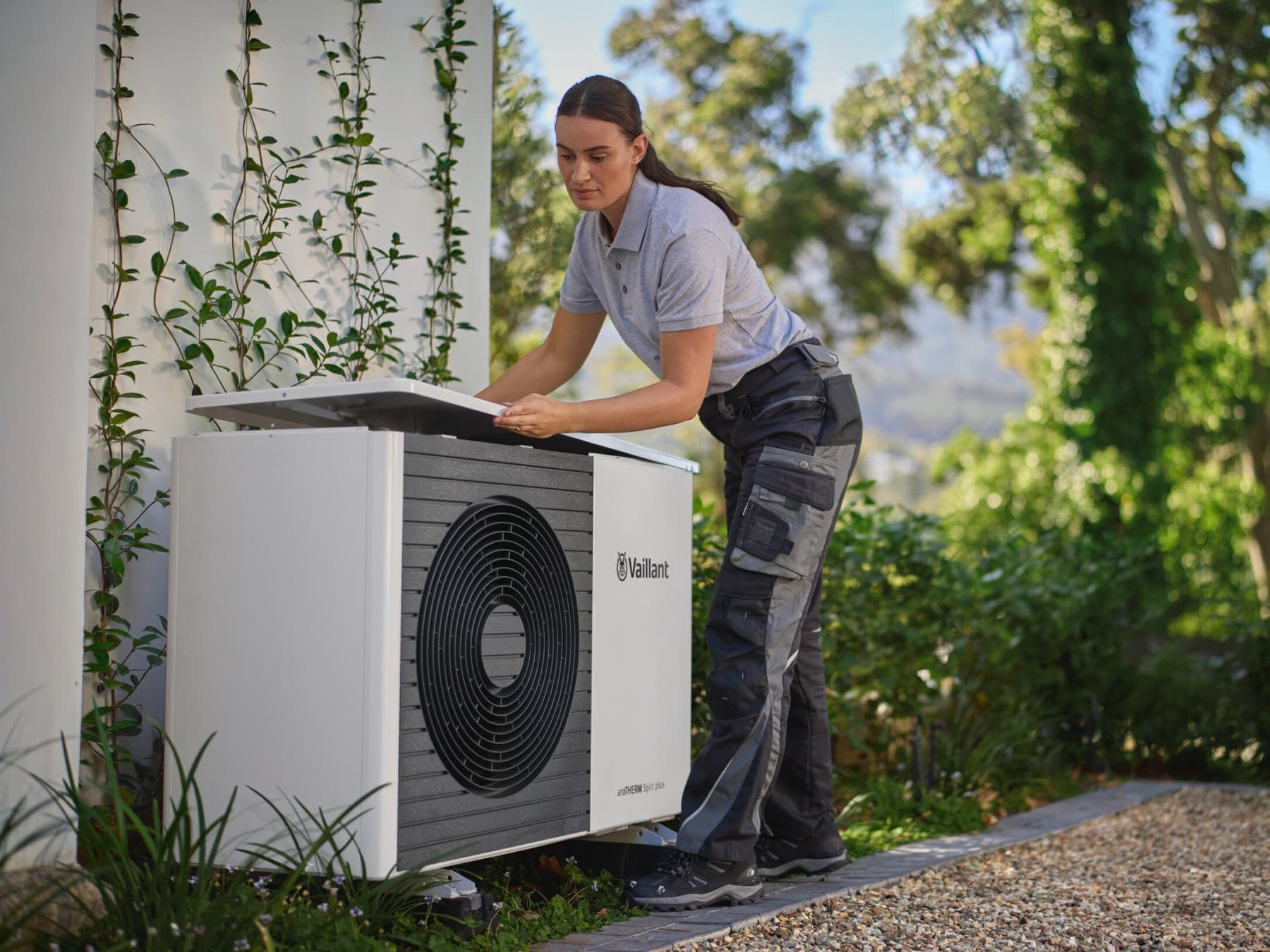 Instalater koji održava toplotne pumpe