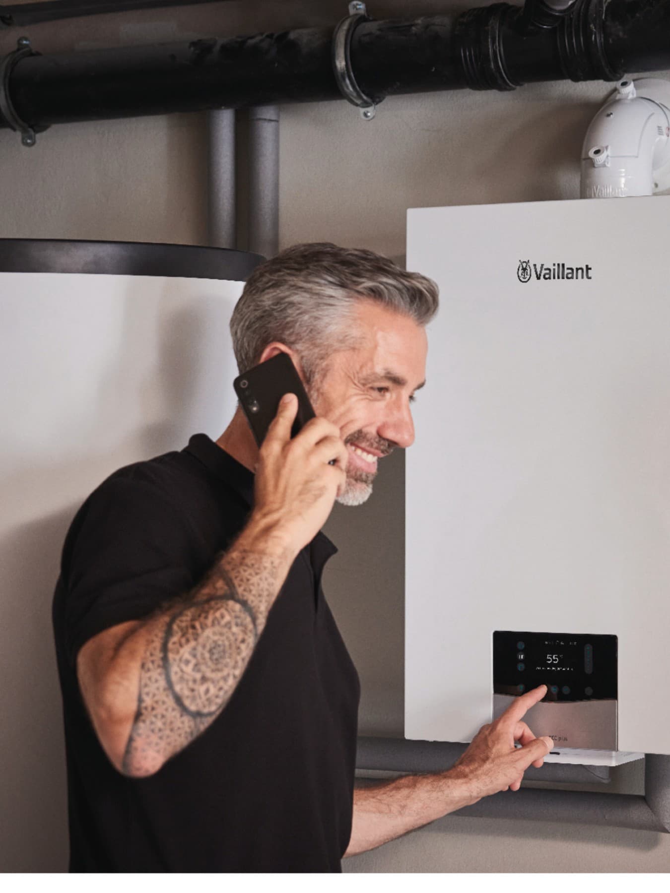 Vaillant instalater radi na održavanju bojlera.