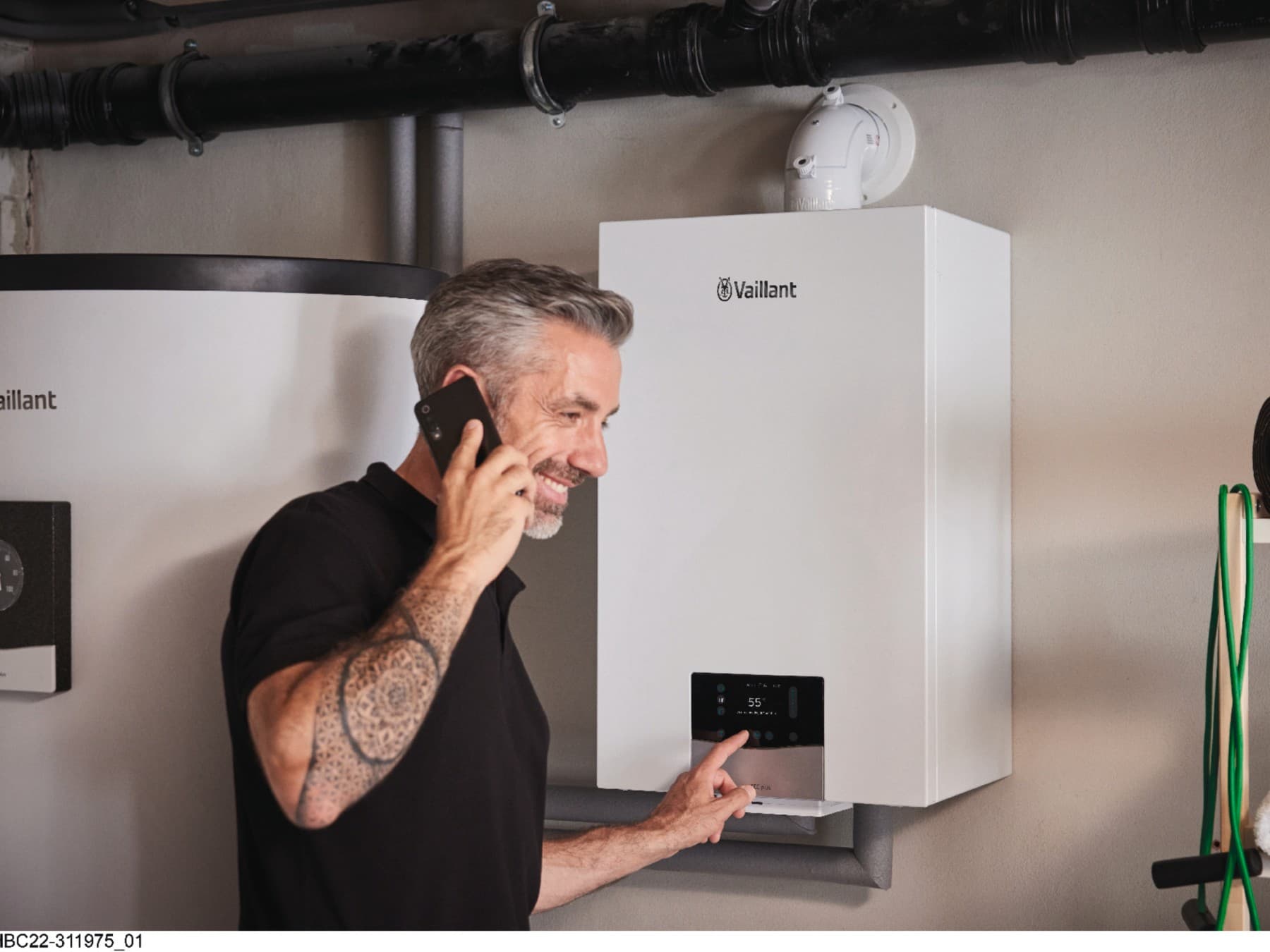Vaillant instalater radi na održavanju bojlera.